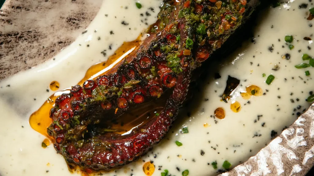 Pulpo a la brasa con parmentier de patata, entrante de la carta del restaurante La Madurada en Guinardó, Barcelona