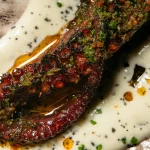 Pulpo a la brasa con parmentier de patata, entrante de la carta del restaurante La Madurada en Guinardó, Barcelona