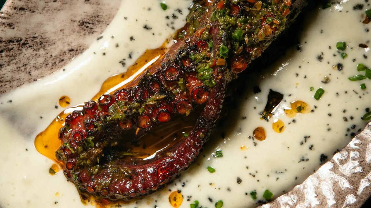 Pulpo a la brasa con parmentier de patata, entrante de la carta del restaurante La Madurada en Guinardó, Barcelona