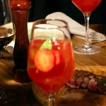 Personas tomando el vermut en un bar tradicional de Horta, con tapas y ambiente de barrio auténtico cerca de La Madurada