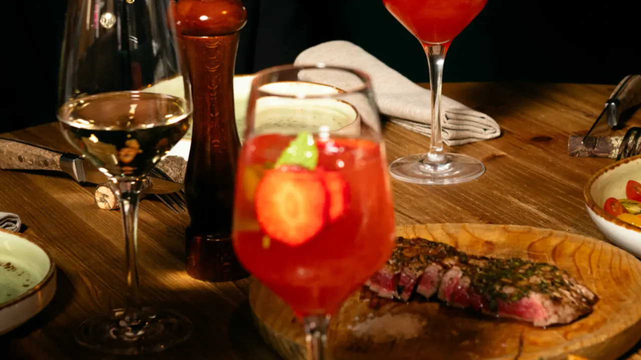 Personas tomando el vermut en un bar tradicional de Horta, con tapas y ambiente de barrio auténtico cerca de La Madurada