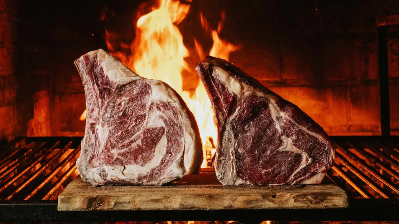 Entrecot madurado 45 días en la nevera de La Madurada, restaurante de carne madurada en Guinardó, Barcelona