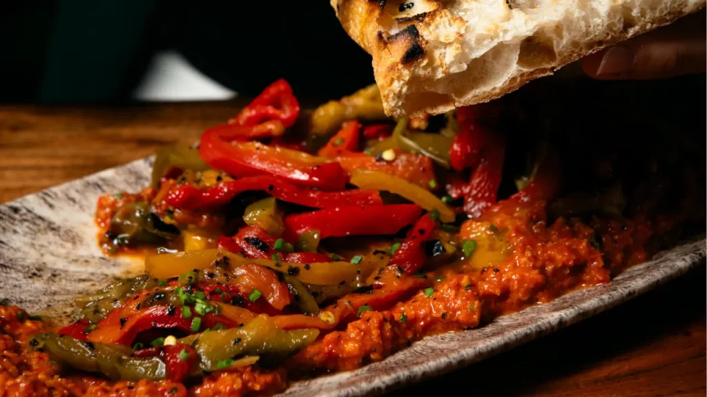 Escalivada a la brasa con salsa romesco, entrante de cocina catalana en el restaurante La Madurada, Horta y Sant Andreu, Barcelona