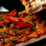 Escalivada a la brasa con salsa romesco, entrante de cocina catalana en el restaurante La Madurada, Horta y Sant Andreu, Barcelona