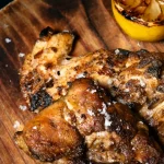 Mollejas a la brasa con limón, casquería gourmet del restaurante La Madurada steakhouse en Barcelona, Horta y Sant Andreu