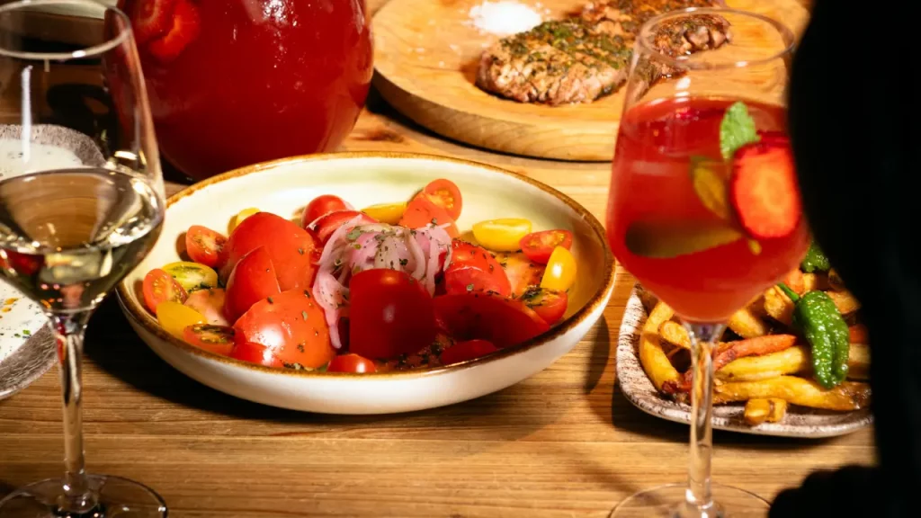 Ensalada de burrata con rúcula y pesto de pistacho, entrante italiano del restaurante La Madurada en Horta y Sant Andreu, Barcelona