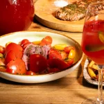 Ensalada de burrata con rúcula y pesto de pistacho, entrante italiano del restaurante La Madurada en Horta y Sant Andreu, Barcelona