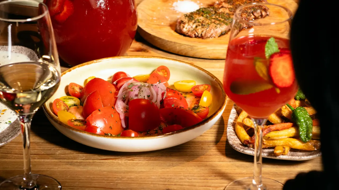 Ensalada de burrata con rúcula y pesto de pistacho, entrante italiano del restaurante La Madurada en Horta y Sant Andreu, Barcelona