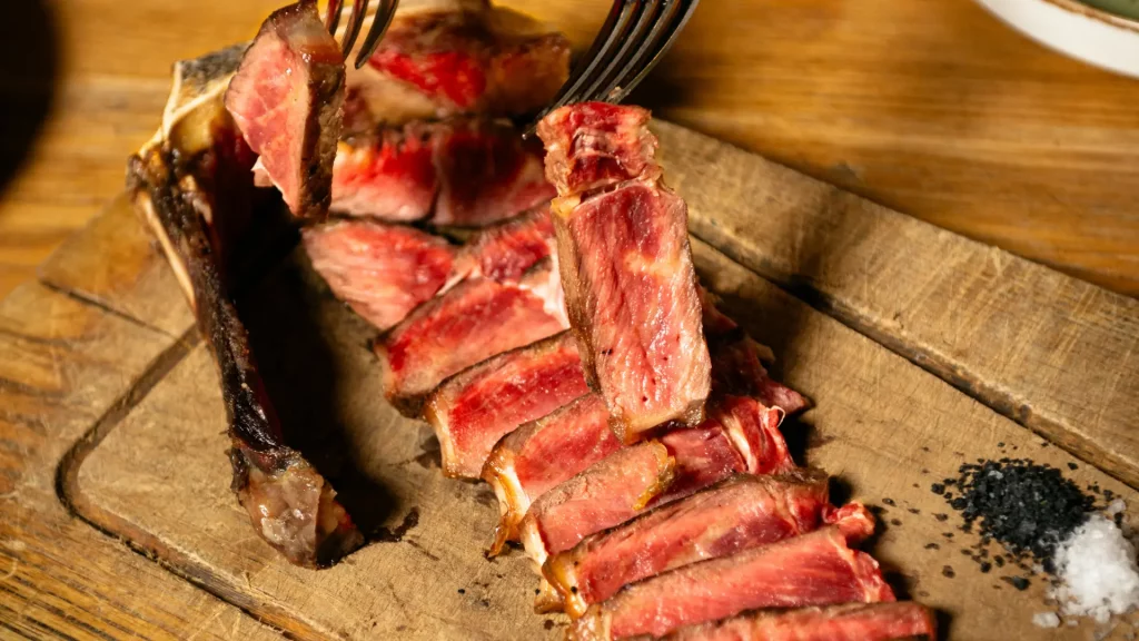 Entrecot de carne madurada 45 días cortado mostrando punto medio, restaurante La Madurada en Barcelona Horta y Sant Andreu