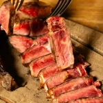Entrecot de carne madurada 45 días cortado mostrando punto medio, restaurante La Madurada en Barcelona Horta y Sant Andreu